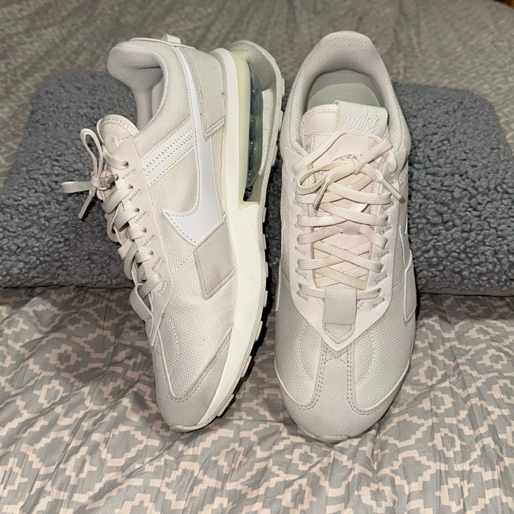 Women’s NIKE Air sneakers tennis shoes size 9